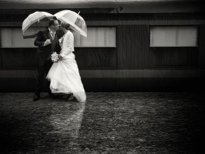 mariage sous la pluie