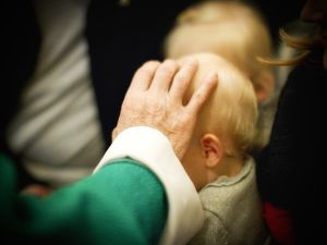 Le signe de croix sur le front de l’enfant baptisé